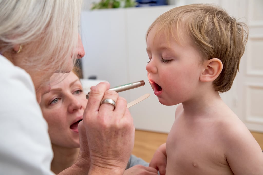 Unter anderem die Vorsorge und Beratung zur Zahngesundheit bei Kindern und Jugendlichen gehört zu den Aufgaben der Ärzte im Gesundheitsamt. Weil sie hier weniger Geld verdienen als ihre Kolleginnen in der freien Wirtschaft, drohen zwei Ärztinnen mit Kündiung.