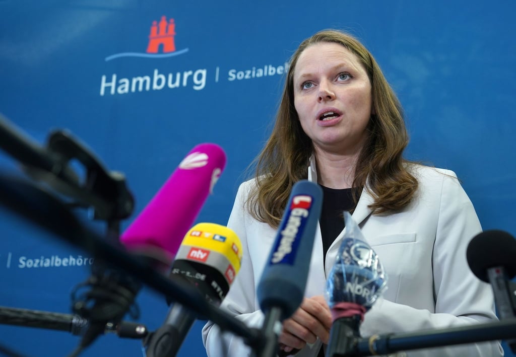 Melanie Leonhard (SPD) spricht zu Medienvertretern.