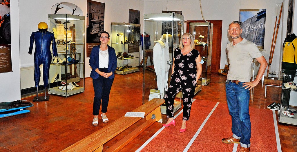 Die beiden Kuratoren Alexander Barré (v.r.), Isabell Aurin-Miltschus und Meuseumschefin Bianca Bernstein zeigen die neue Sonderausstellung im Weißenfelser Schloss zum Thema Schuhe der Marke Zeha.
