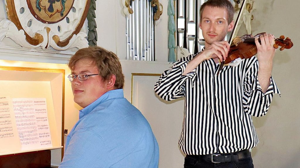 Fritz Wesarg (links) und Arnold Heuer laden für Sonnabend, 31. Juli, zum Konzert in die Stephanikirche ein. Anders, als auf diesem Archivbild, wird die Barockgeige vom Cembalo begleitet.