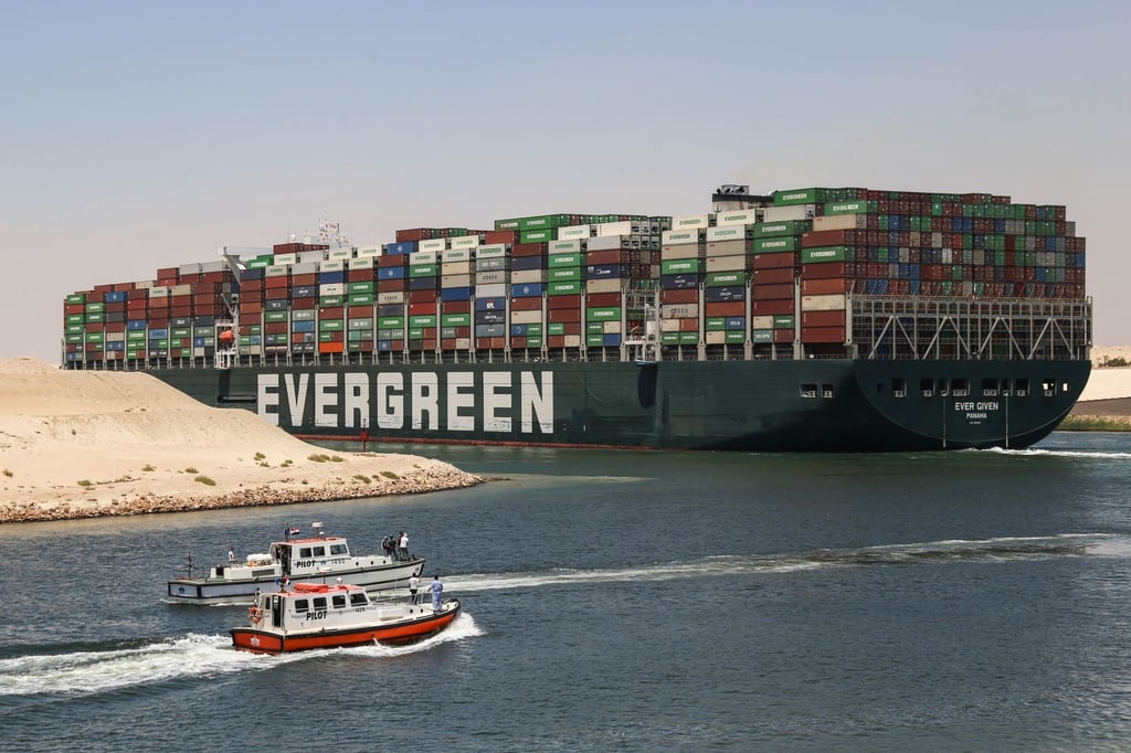 Das Containerschiff „Ever Given“ im Suezkanal.