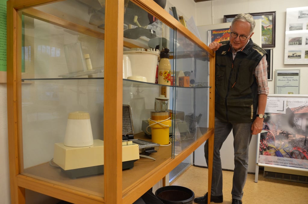 Martin Kütz von der Heimatstube Plötzky begutachtet die aktuelle Aktionsvitrine rund um Küchengeräte.