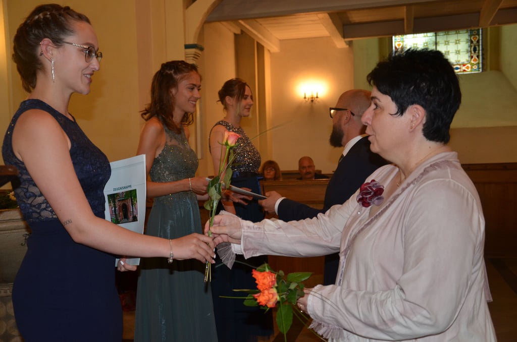 Aus den Händen von Tutorin Sabine Hartwig (r.) und Sebastian Ziem (2.v.r.) und erhalten Leonie Frenzel, Lucy Giesecke und Caroline Hirte (v.l.) ihre Abizeugnisse.