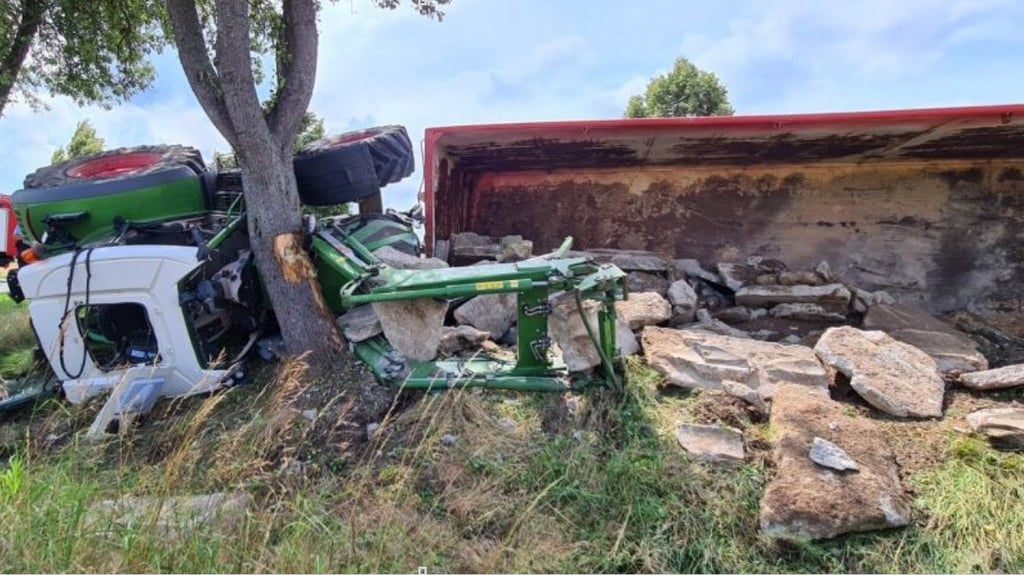 Weil ein Traktorfahrer samt Anhänger heute umgekippt ist, musste die B 79 gesperrt werden. Warum der Traktor umkippte, ist bisher nicht bekannt.