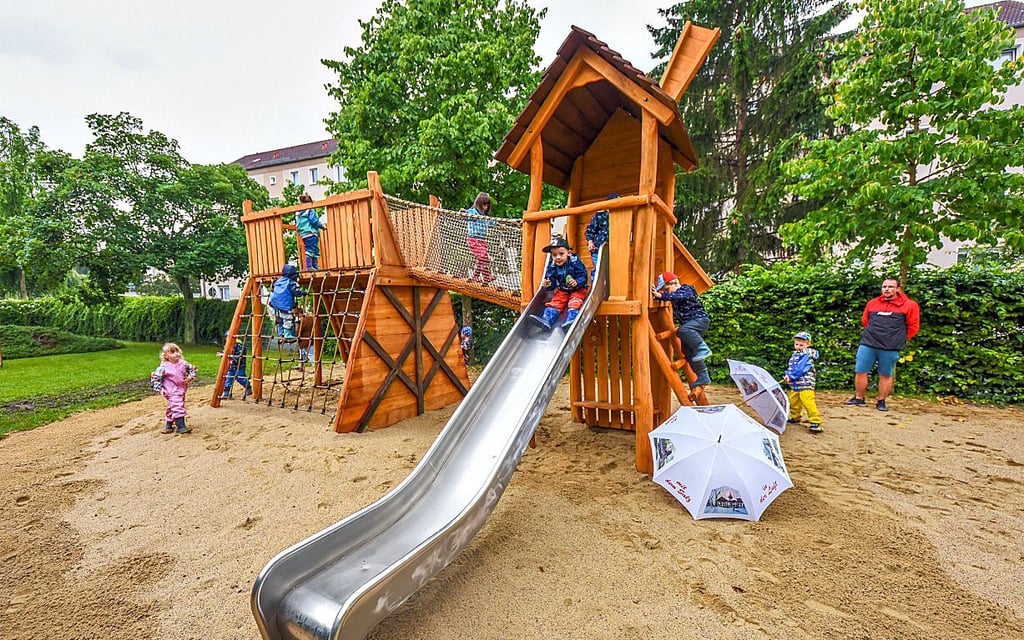 Dieser runderneuerte Spielplatz in der Geschwister-Scholl-Straße in Bad Dürrenberg ist jetzt feierlich wiedereingeweiht worden.