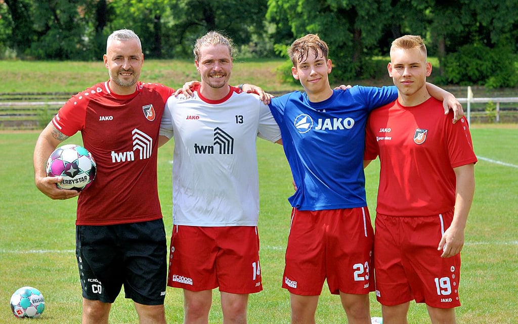 SCN-Trainer Matthias Krause (v.l.) am Sonnabend im Stadion Saalestraße mit Jasper Hoffmann sowie den A-Jugendlichen Paul Jacob und Moritz Mainka, der eine Woche zuvor gegen den FSV Halle doppelt getroffen hatte.