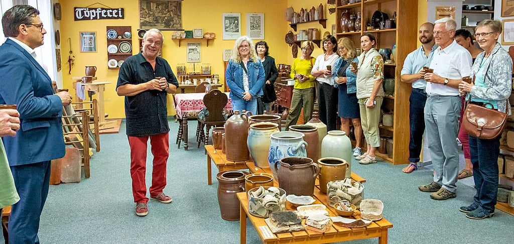 Mit Freunden, einstigen Kollegen und OB Armin Müller (l.) eröffnet Christian Wolff sein Keramikmuseum in der früheren Kinderbibliothek.
