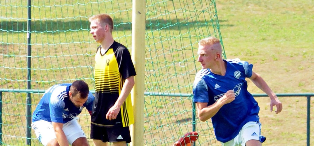 Osterburgs Domenic Thiedke (rechts) dreht ab. Er hat gerade den 1:2-Anschlusstreffer erzielt. Am Ende hieß es 2:2.
