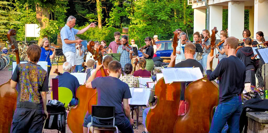 Die ersten Proben nach langer Corona-Pause hat das Akademische Orchester im Freien absolviert - auf dem Uni-Sportplatz.