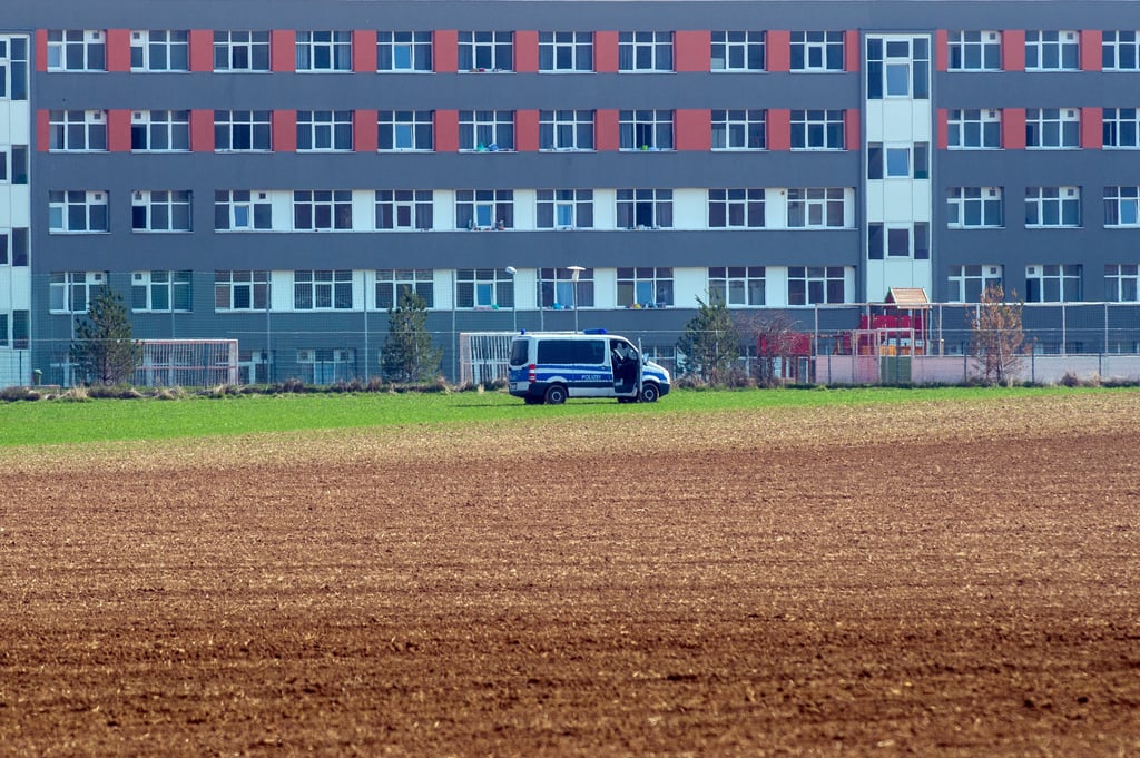 Ein Polizeiauto steht am Gelände der Zentralen Anlaufstelle für Asylbewerber des Landes in Halberstadt.