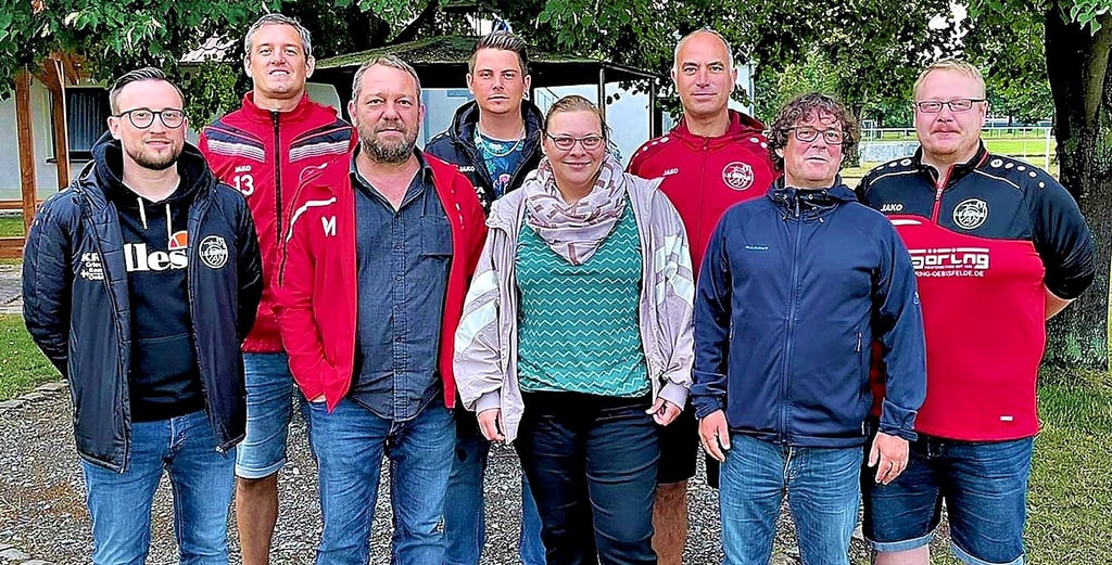 Der neue Vorstand des 1. FC Oebisfelde (von links): Tobias Böcker, Markus Wosahlo, Matthias Polep, Tommy Böcker, Nicole Neumann, Jens Grießl, Olaf Heßler und Martin Peist.