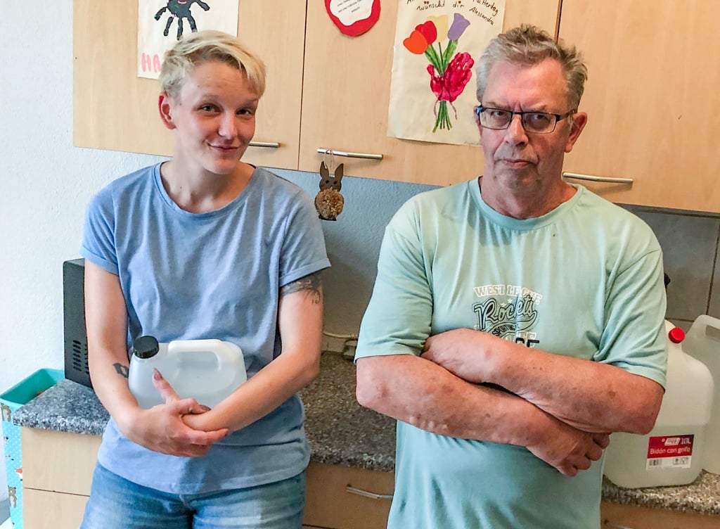 Das notwendigste Wasser zum Zähneputzen und Gesichtwaschen hat Joachim Schieke (r.) in Kanistern zu seinem Schützling Doreen gebracht.