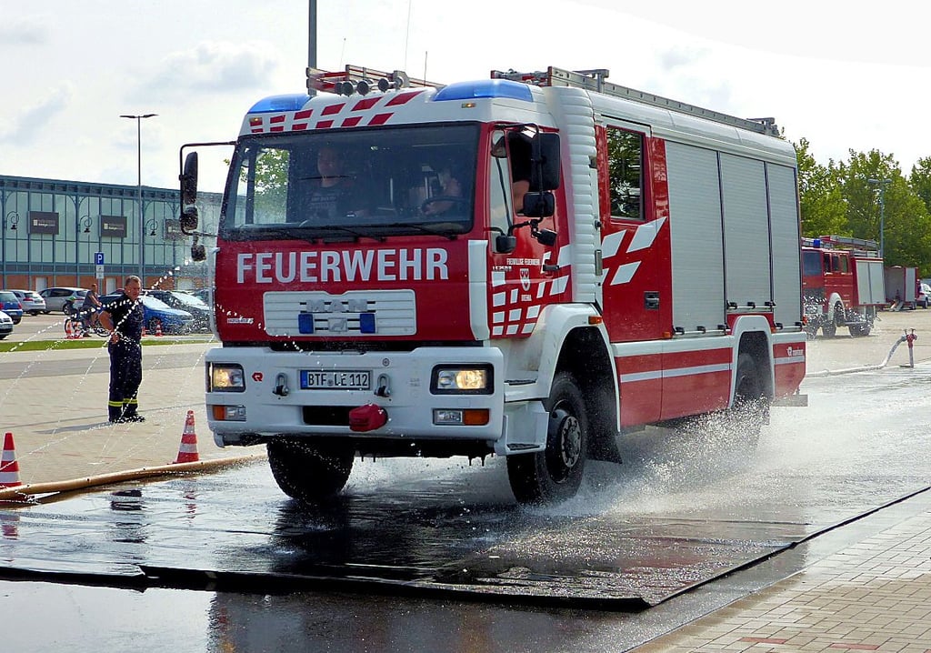 Sicherheitstraining auf dem Parkplatz des Outlet-Centers