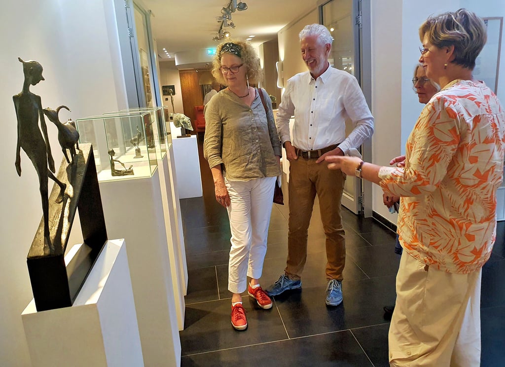 Mit großem Interesse begutachten Besucher zusammen mit Renate Lewerken das „Mädchen mit Ziege“ von Rainer Kessel.