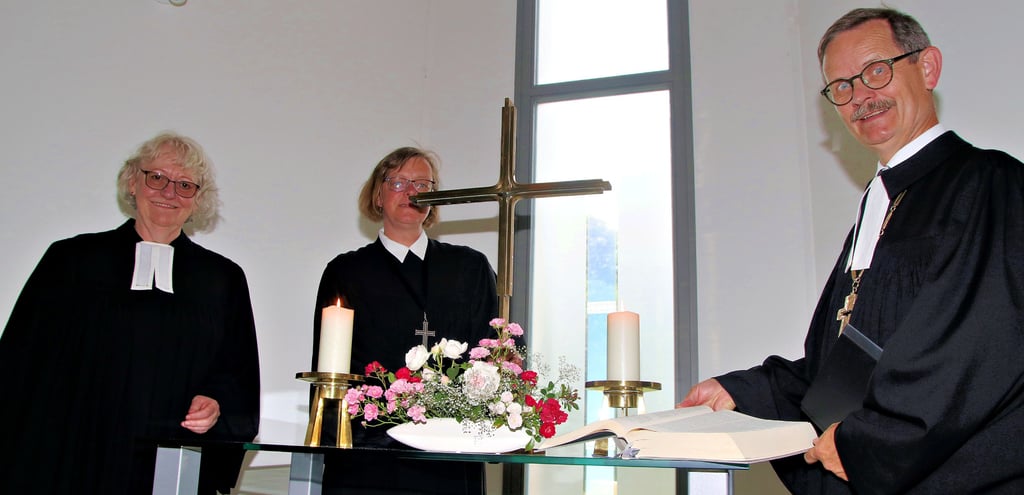 Pfarrerin Benita Arnold (v. l.), Superintendentin Ute Mertens und Probst Christoph Hackbeil im Innern der Arche. Hier gibt es am Bug ein 6,5 Meter großes Fenster. In den Farben des Regenbogens gibt es darin ein schmales Band. Wenn die Sonne durchscheint, produziert es ein farbenfrohes Lichtspiel.