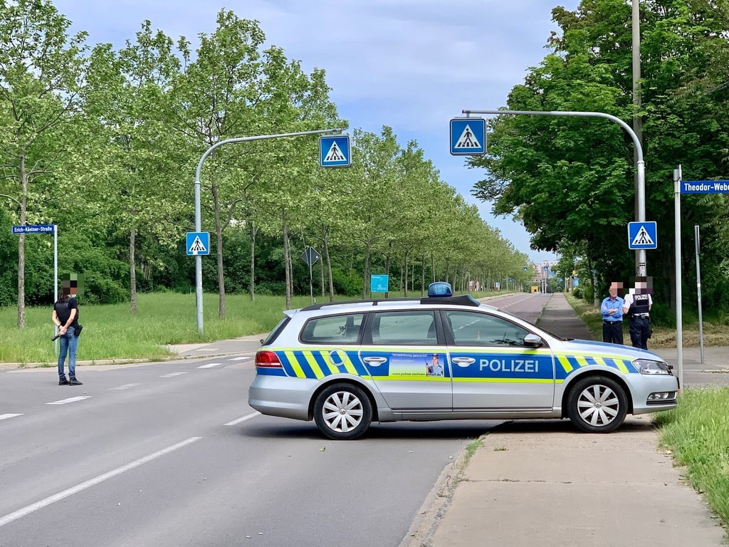 Die Polizei hat alle Zufahrtsstraßen rund um den Fundort der Bombe gesperrt.