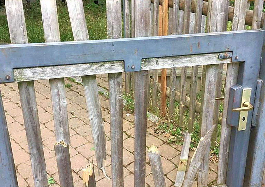 Diese Tür in Ilsenburg wurde von den Randalierern zerstört und muss nun repariert werden.