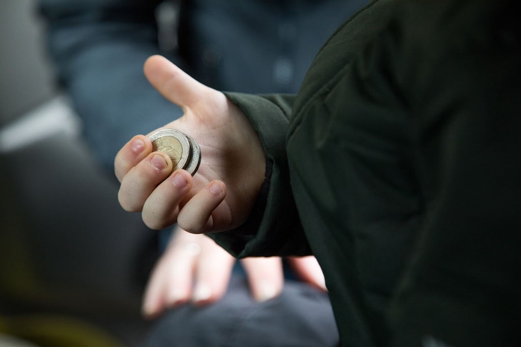 Ganz egal wie alt: Mädchen bekommen im Schnitt weniger Taschengeld als Jungen.