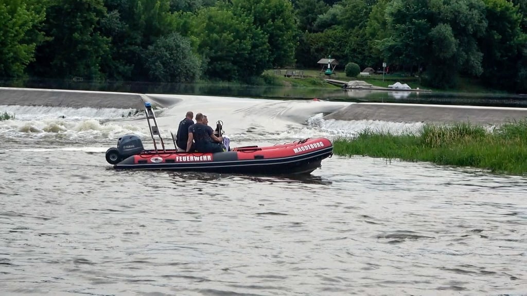 Am Sonntagnachmittag gegen 16.20 Uhr wurden die Einsatzkräfte in den Magdeburger Stadtteil Cracau gerufen. Ein Mann ist an einem Seitenarm der alten Elbe in einem Wasserfall gesprungen.