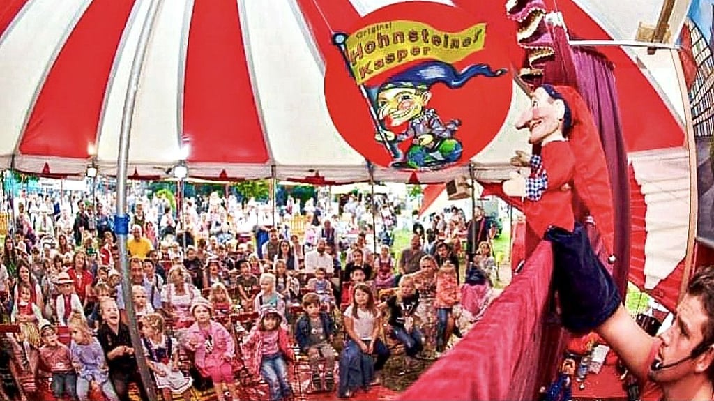 Jonny Schubert (rechts) bei einer Aufführung des Kasperletheaters im Jahr 2019.