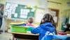 Schülerinnen und Schüler einer Grundschule sitzen mit Abstand in ihrem Klassenraum. Das Impftempo in Deutschland zog zuletzt deutlich an – und bald soll es auch für die jüngsten Menschen ganz schnell gehen mit der Impfung gegen das Coronavirus. Symbolfoto: