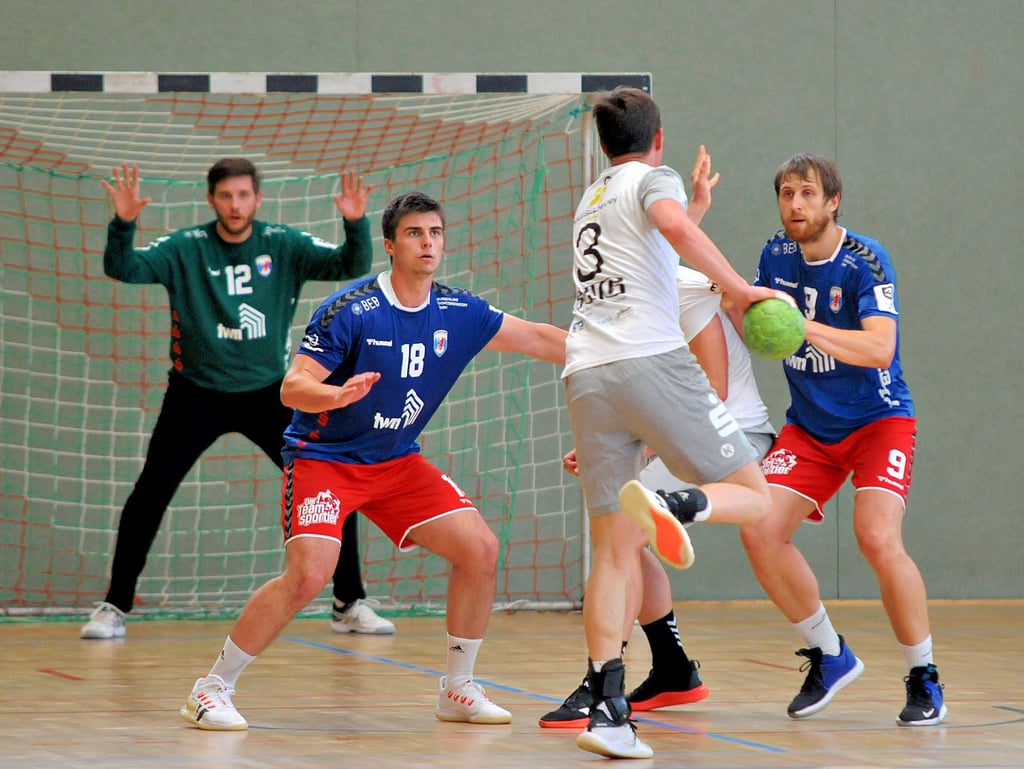 HCB Neuzugang Mirco Fritsche (2.v.l.) mit David Heinig (r.) und Torwart Hendrik Halfmann gegen den Eisenacher Julius Brenner.