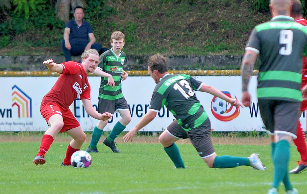 Jasper Hoffmann (l.), Neuzugang vom Oberligisten FC Grimma, erzielte zwei Tore für die Naumburger gegen Eisdorf (hier Sascha Ziegner/Nummer 13).