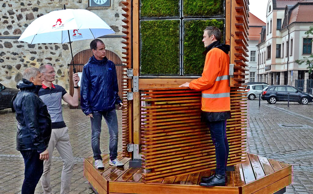 Peter Sänger, Mitbgründer von Green City Solutions erläutert Christian Eins, Projektleiter Entwicklung bei KD Elektroniksysteme, Bürgermeister Andreas Dittmann und KD-Geschäftsführer Ralf Kleinodt (v.r.) noch einmal die Funktionsweise der City-Trees.