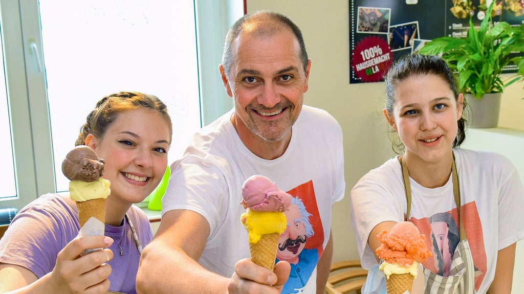 Antonia Müller, Davide Morre und Adina von der Ehe (von links) bieten original italienisches Eis an.