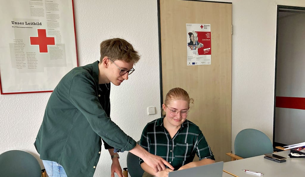 Henning Keizers aus Halle und Noelle Müller aus Merseburg führen ältere Menschen an digitale Medien heran.