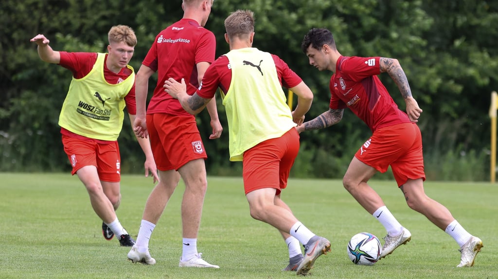 Gibt es einen Vertrag für Aaron Herzog (r.) beim Halleschen FC?