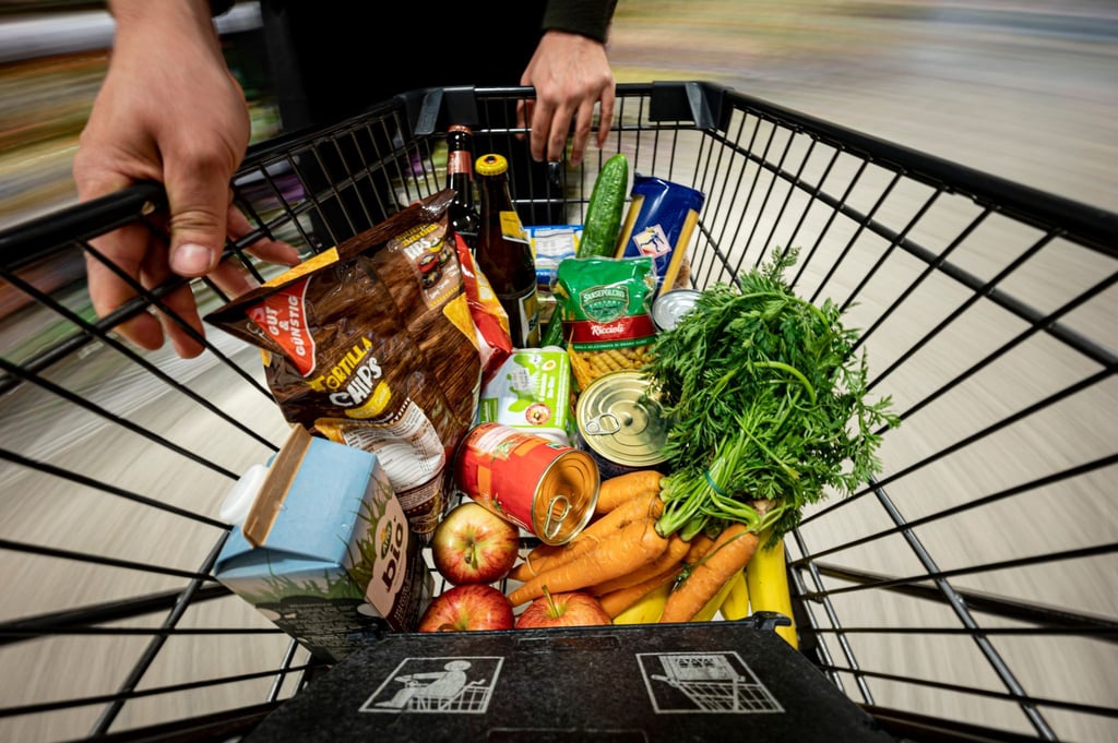 Ein Einkauf liegt in einem Einkaufswagen in einem Supermarkt.