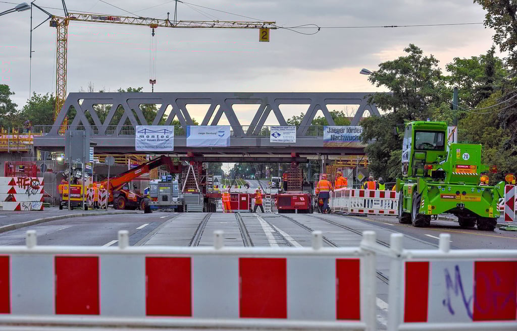 Ferngesteuerte Millimeterarbeit: Mit hydraulischer Technik wird die ?Sachsen-Anhalt-Brücke? auf die Widerlager gehoben.