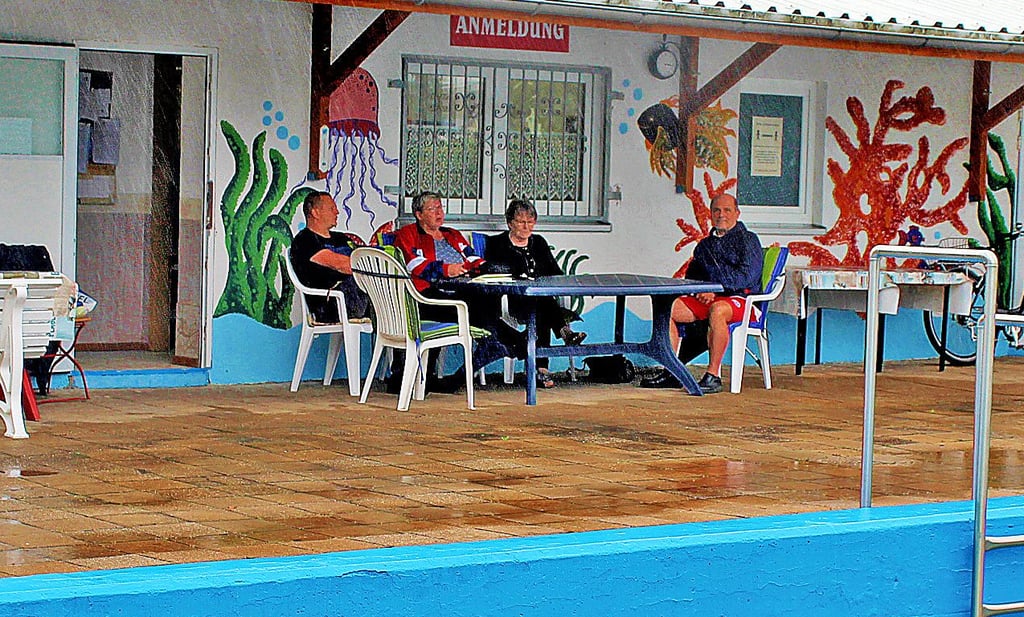 Am Freitag blieb das Empfangskomitees im Freibad unter sich.