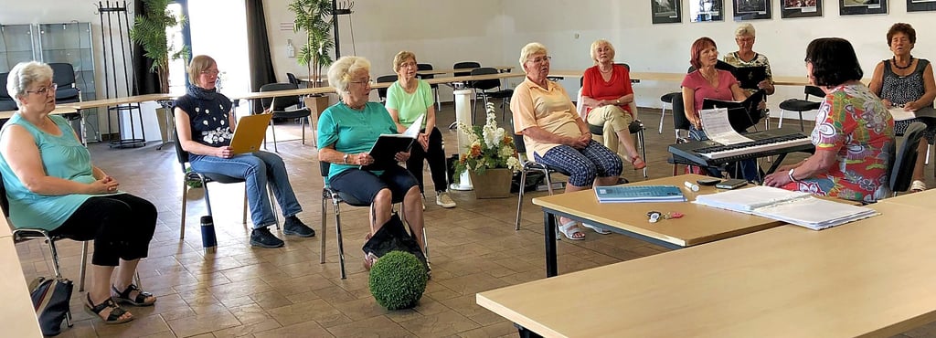 Ganz wie vor Corona lief die erste Probe der Alt-Stimmen des Chors vom Kultur- und Heimatverein Mücheln nicht ab. Die Damen mussten zum Beispiel auf genügend Abstand zueinander achten.