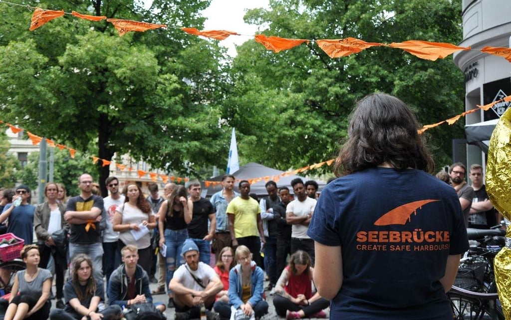 Magdeburger Initativen demonstrieren - hier im Jahr 2019 - für den Beitritt der Landeshauptstadt zum Bündnis "Stadt sicherer Häfen" und die freiwillige Aufnahme von aus Seenot geretteten Flüchtlingen an den europäischen Außengrenzen. Es folgten entsprechende Ratsbeschlüsse.