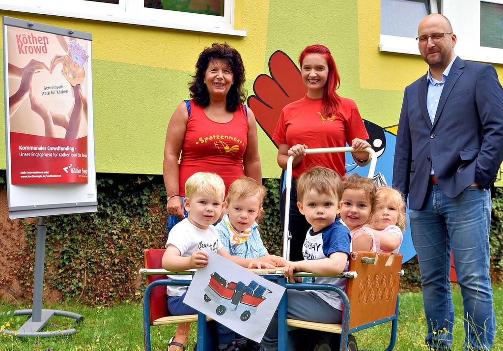Kita-Leiterin Martina Thomas und Erzieherin Lisa Haupt von der Kita „Spatzennest“ in Köthen sind mit Robert Schreiber von Köthen Energie (v. li.) zuversichtlich, dass es mit Hilfe der Köthen Krowd gelingen wird, einen neuen Sechs-Sitzer für Ausfahrten der Krippengruppe zu finanzieren.