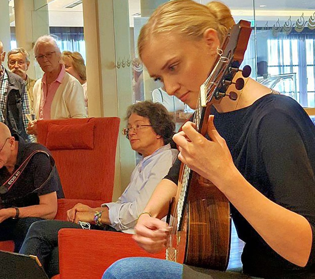 Julia Trintschuk begleitete die Vernissage musikalisch.