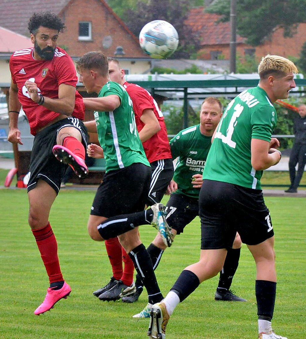 Dimos Daramaras, hier beim Kopfball, schoss den Treffer zum 3:1 für Lok Stendal.