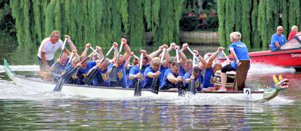 Volle Kraft voraus im Finale: Die „Qietscheenten“ gewinnen erstmals die Drachenboot-Regatta des Bernburger Ruderclubs.