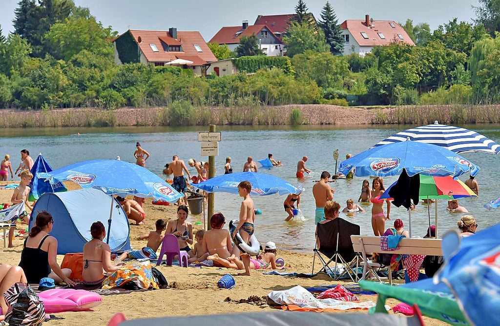 Bei sommerlichen Temperaturen erfrischen sich Besucher im Heidebad Halle.