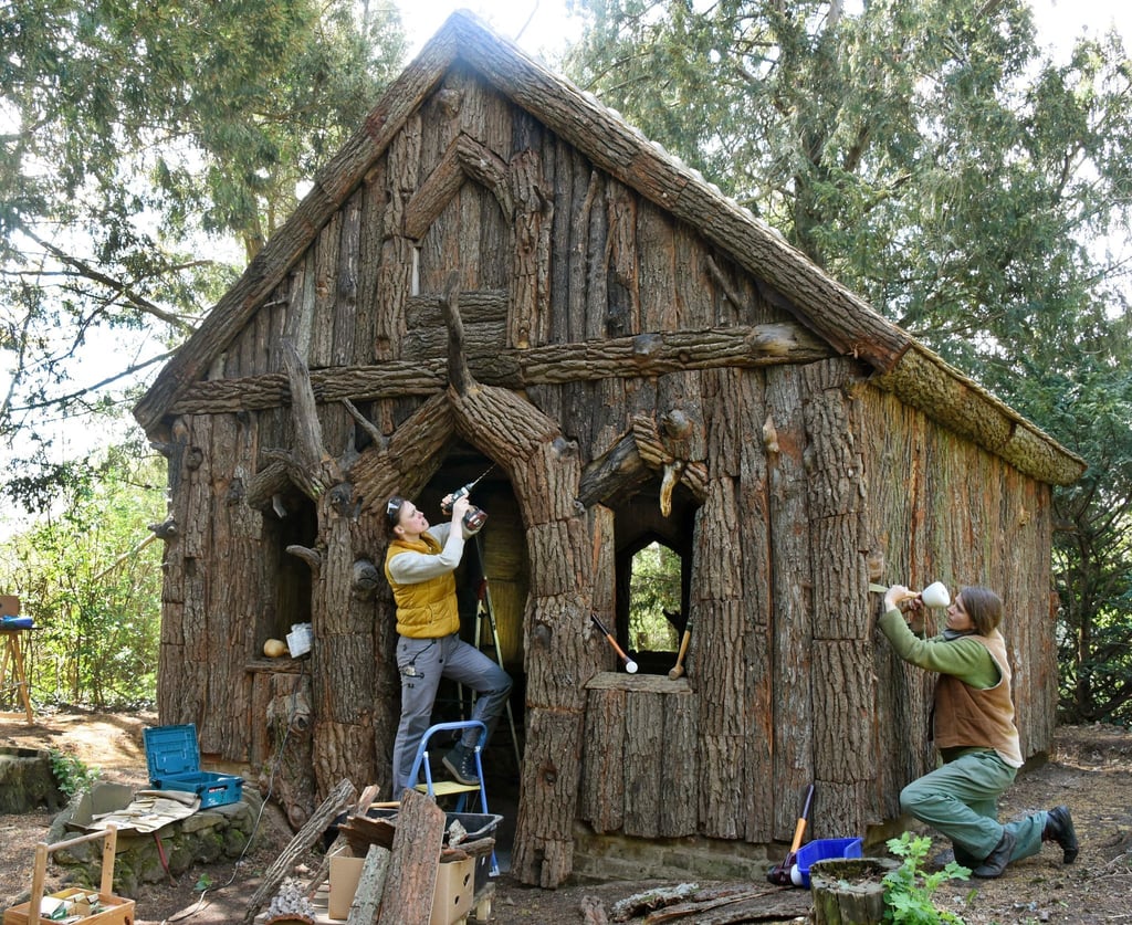 Restaurationsarbeiten am Borkenhäuschen.