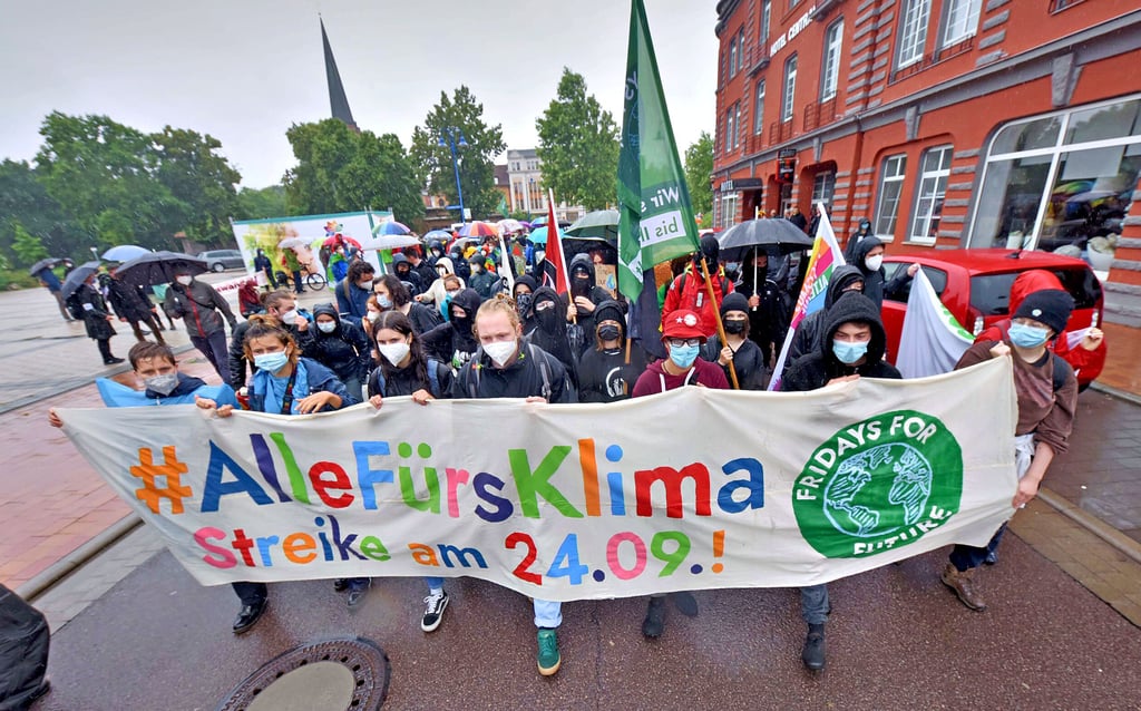 Rund 200 Teilnehmer zogen Freitag vom Robert-Schuman-Platz aus durch Bitterfeld. Sie demonstrierten für Klimagerechtigkeit und gegen Hass.