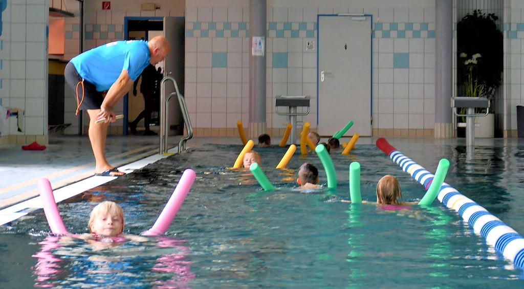 Die Seepferdchen-Gruppe von Schwimmlehrer Maik Grotsch schwimmt durch das Haldensleber Rolli-Bad.