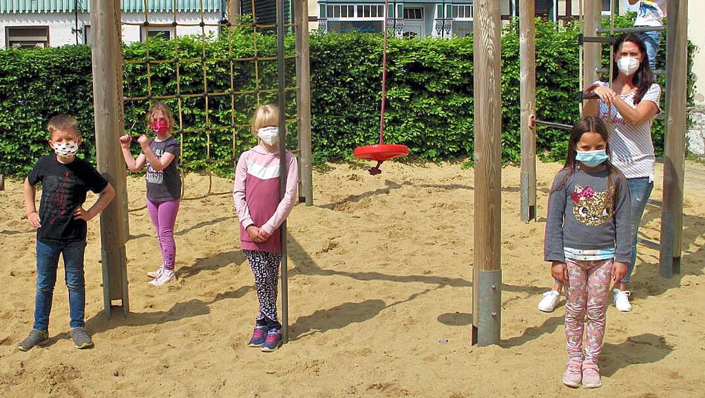 Draußen sind die Masken mittlerweile nicht mehr nötig. Über die Rückkehr zur Normalität freut sich Bettina Borth (rechts).