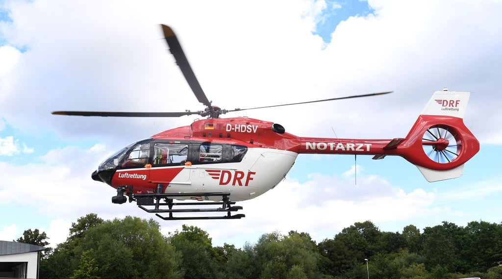 Der Rettungshubschrauber der Deutschen Rettungsflugwacht (DRF) stratet auf dem Flugplatz vor der Universitätsklinik.