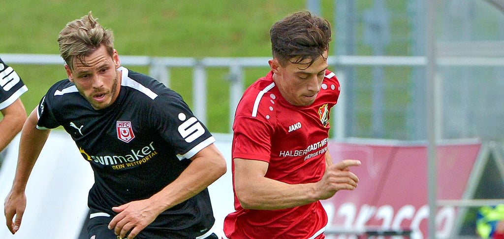 Stefan Korsch (rechts), hier im Testspiel gegen den Halleschen FC, musste sich mit Germania Halberstadt im Duell zwei Regionalligisten beim Hannoverschen SC knapp mit 1:2 geschlagen geben.