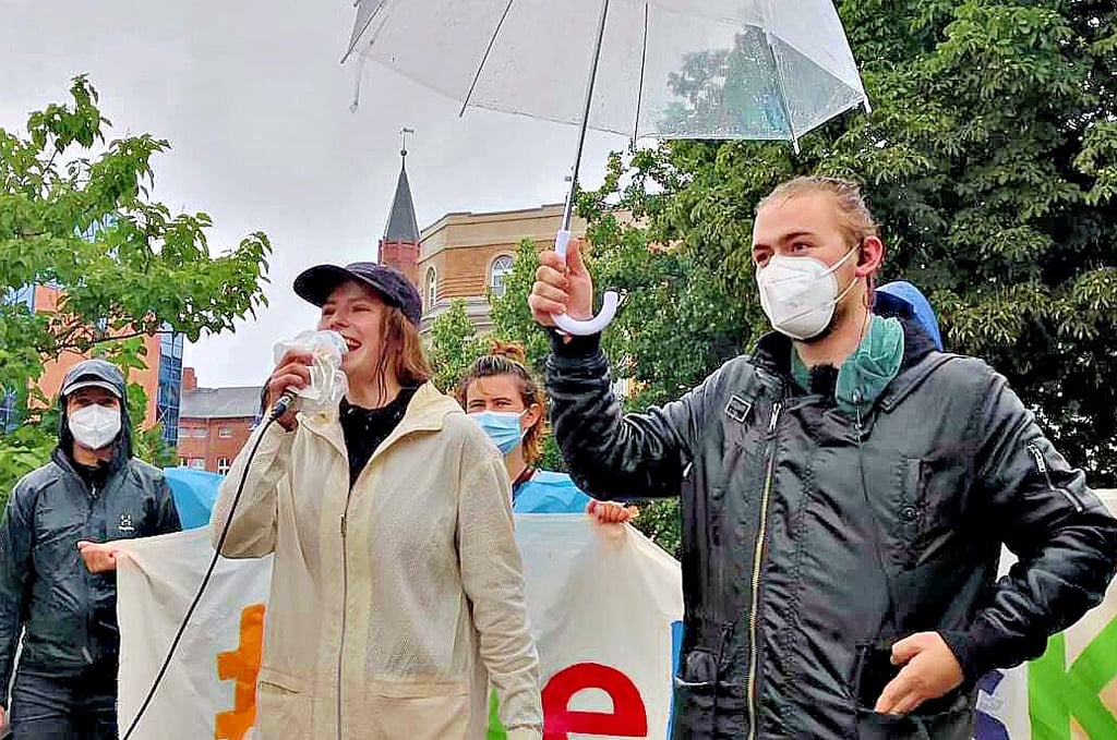 Luisa Neubauer hält auf dem Schuman-Platz eine kämpferisch-emotionale Schlussrede - beschirmt von Jonas Venediger.