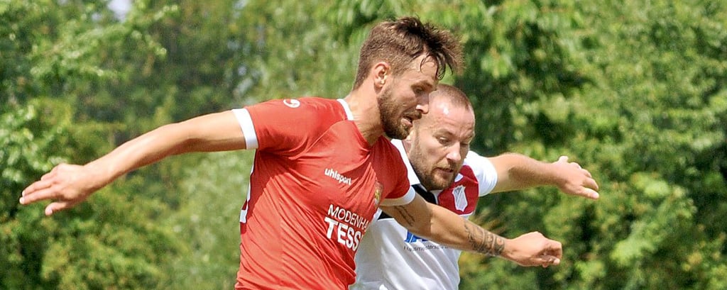 Nils Oliver Göres (rechts), hier im Duell mit Martin Senig, war bemüht, konnte die Niederlage aber auch nicht verhindern.