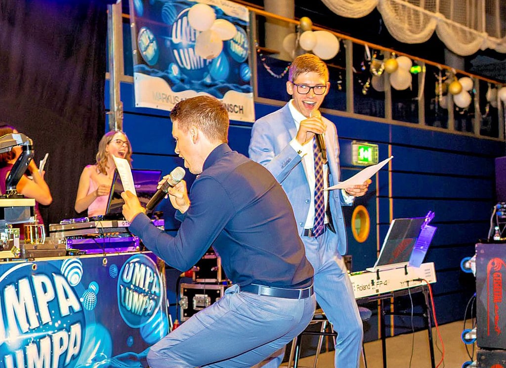 Mathelehrer André Ludwig (l.) lieferte sich ein Rap-Duell mit Abiturient Noah Kunth.